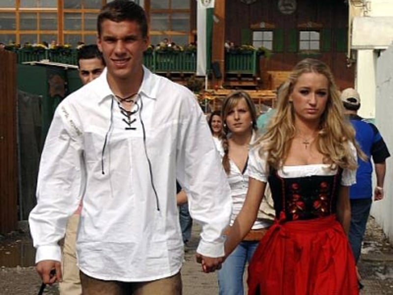 Münchner mit Kölner Herz. Lukas Podolski mit Freundin Monika Puchalski auf dem Oktoberfest.