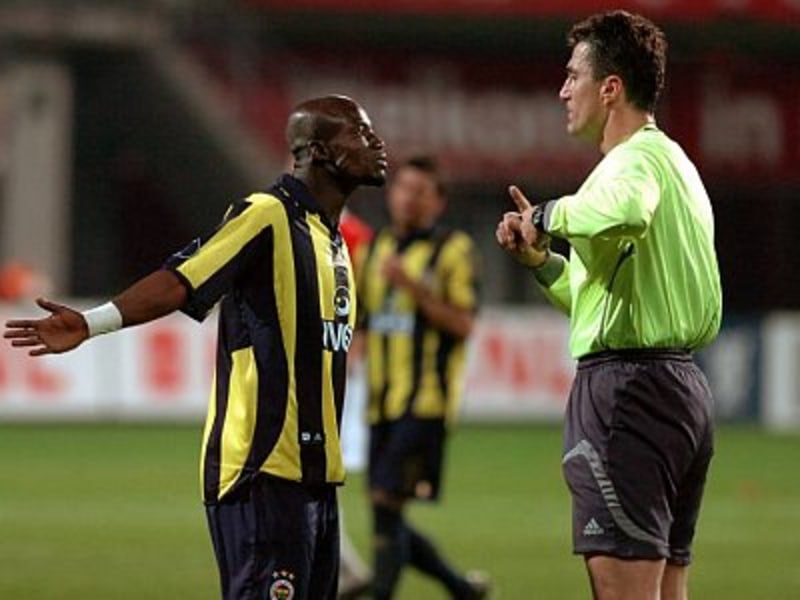 Fenerbahces Stephen Appiah beschwert sich bei Referee Knut Kircher