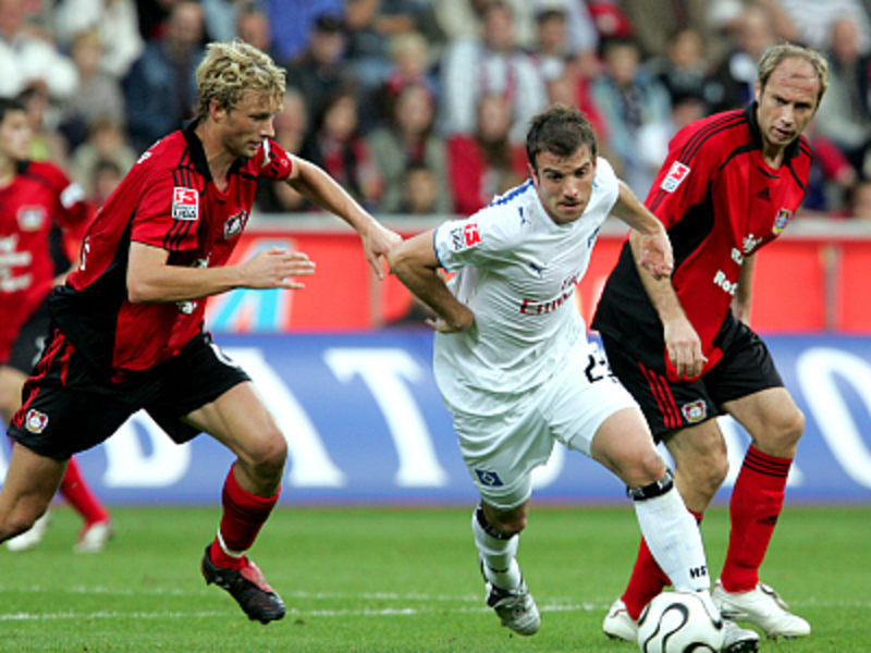 kehrte Rafael van der Vaart (mi., hier gegen Rolfes und Barbarez, re.) beim HSV ins Team zurück.