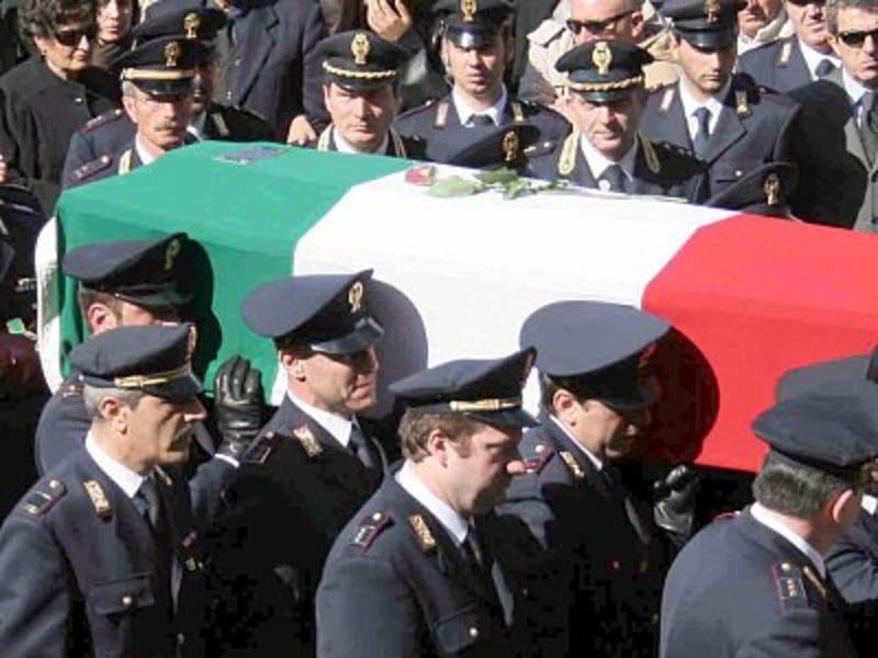 Italienische Polizisten tragen den Sarg des am Samstag getöteten Filippo Raciti.