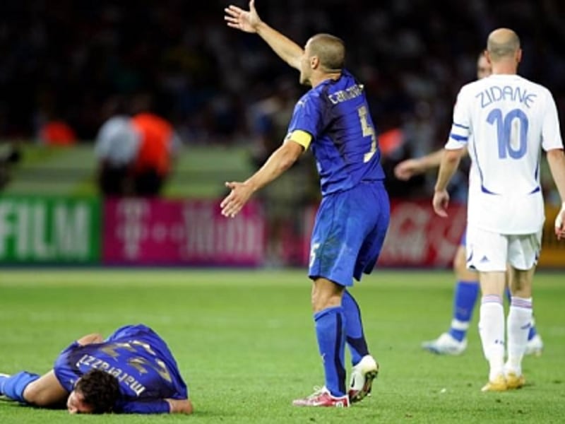 Nach der Tat: Zidane geht, nachdem er mit einem Kopfstoß Materazzi zu Fall gebracht hatte.
