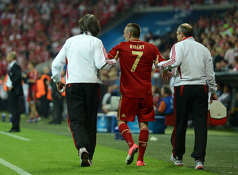 Nun wurde es ein Spiel mit offenem Visier. Und die Bayern verloren Ribery nach einem Foul. Olic kam f&#252;r ihn.