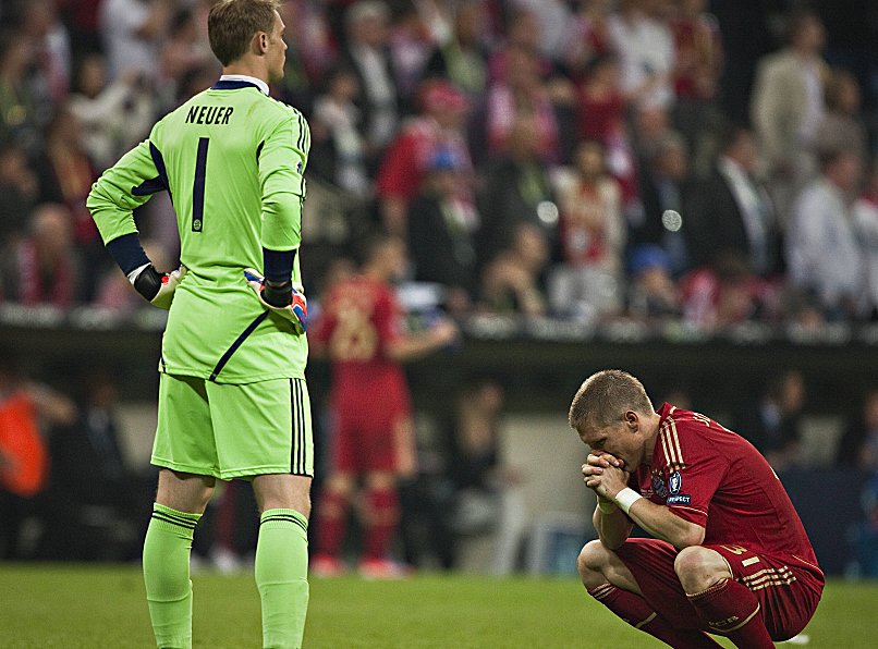 Neuer hielt den ersten Elfmeter, verwandelte selbst, doch Bastian Schweinsteiger traf nach einem Fehlschuss von Olic nur den Pfosten.