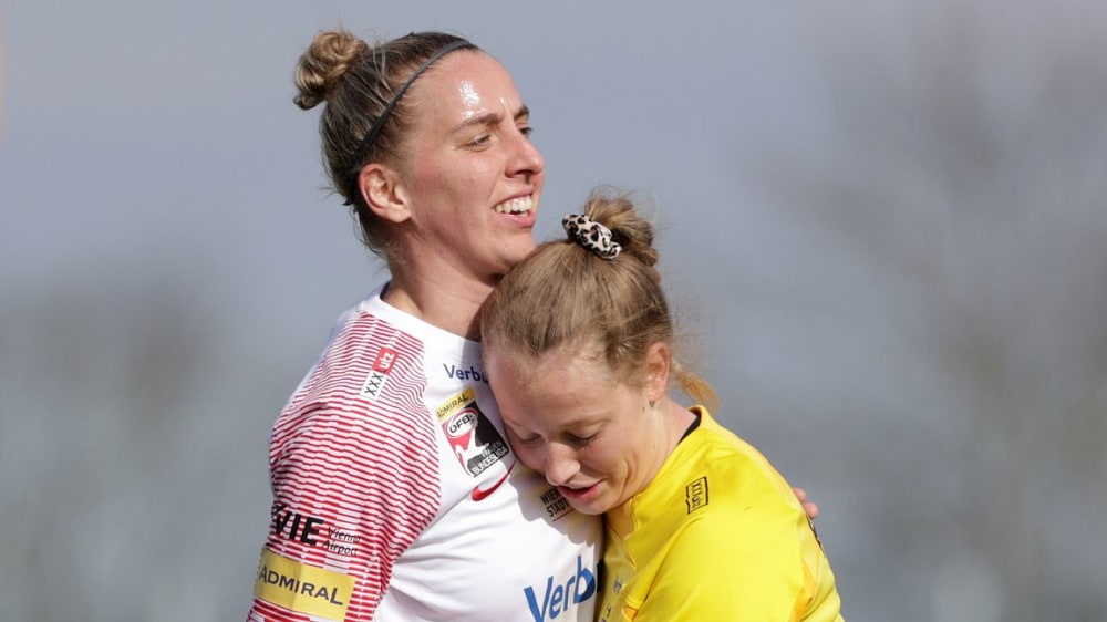 Katharina Schiechtl und Torfrau Larissa Haidner glücklich vereint nach Schlusspfiff.