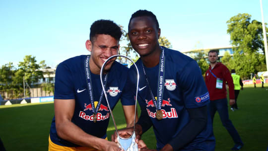 Die Salzburger Youth-League-Sieger 2017 Patson Daka (r.) und Alexander Schmidt.