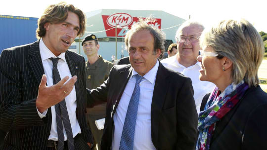 Michael Hatz (links) zeigt UEFA-Boss Michel Platini die Baustelle NV Arena (2011), dahinter steht "seine" Eissporthalle.