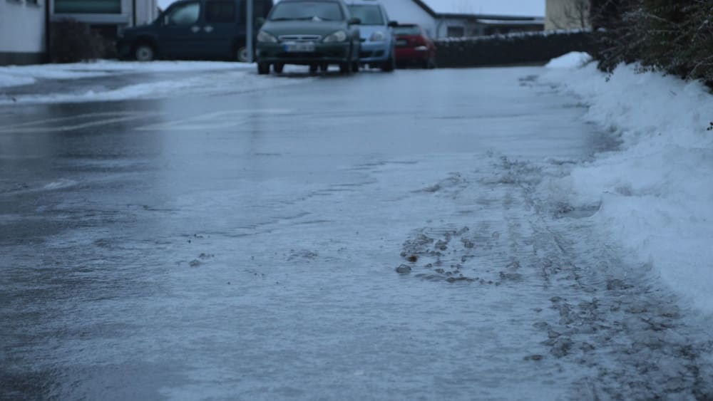 Gefährlich: Wenn sich die Straße in eine spiegelglatte Eisfläche verwandelt.