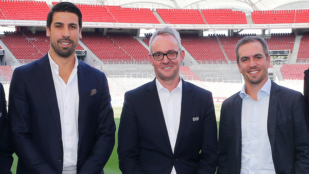 Bild vom 11. September 2022: Alexander Wehrle (Mitte) mit Sami Khedira (li.) und Philipp Lahm.
