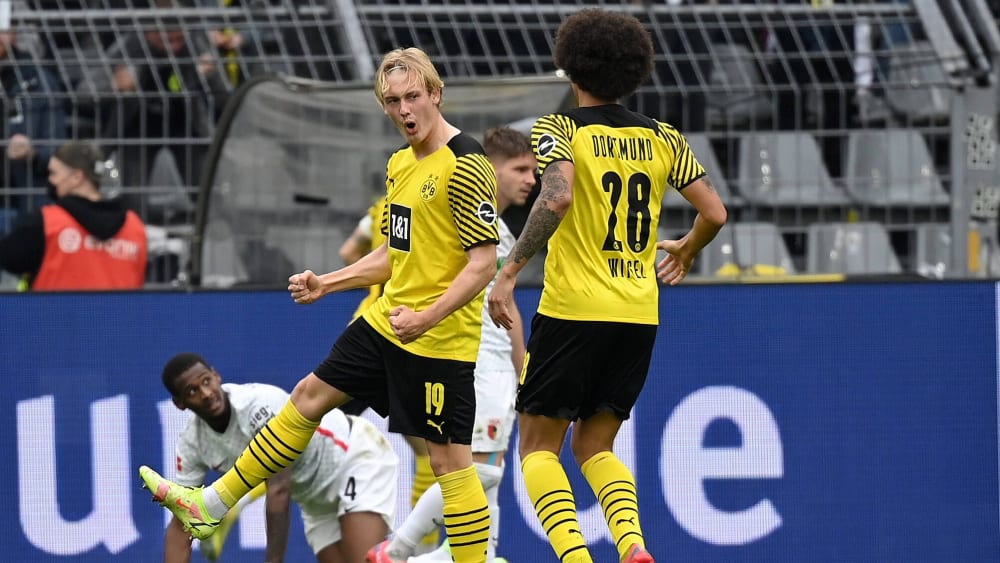Julian Brandt (li.) jubelt nach dem 2:1, das den achten Dortmunder Heimsieg in Serie markiert.