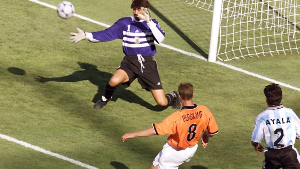 Mit dem Außenrist in den Knick: Dennis Bergkamp schoss das wohl schönste Tor der WM 1998.