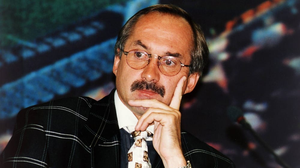 Not amused: Uli Stielike wurde am Ende "nur" Assistent unter Bundestrainer Erich Ribbeck.
