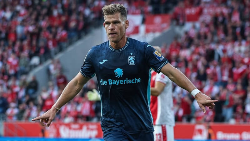 *** Futbol 3. Lig 1. Maç Günü Rot-Weiss Essen - TSV 1860 Münih, 1 Ağustos 2025'te Essen'deki Stadion an der Hafenstraße'de 1:1'lik gol sevinci Florian Niederlechner (Münih) tarafından DFB yönetmelikleri gereği fotoğrafların görüntü dizisi veya yarı video olarak kullanılması yasaktır.