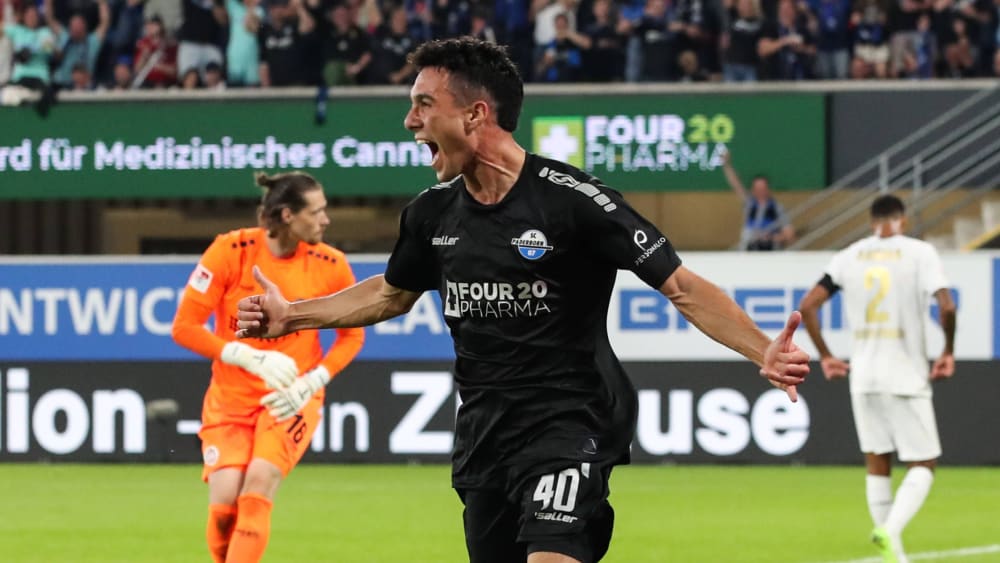 Paderborns Niclas Nadj bejubelt seinen Treffer gegen Wiesbaden.