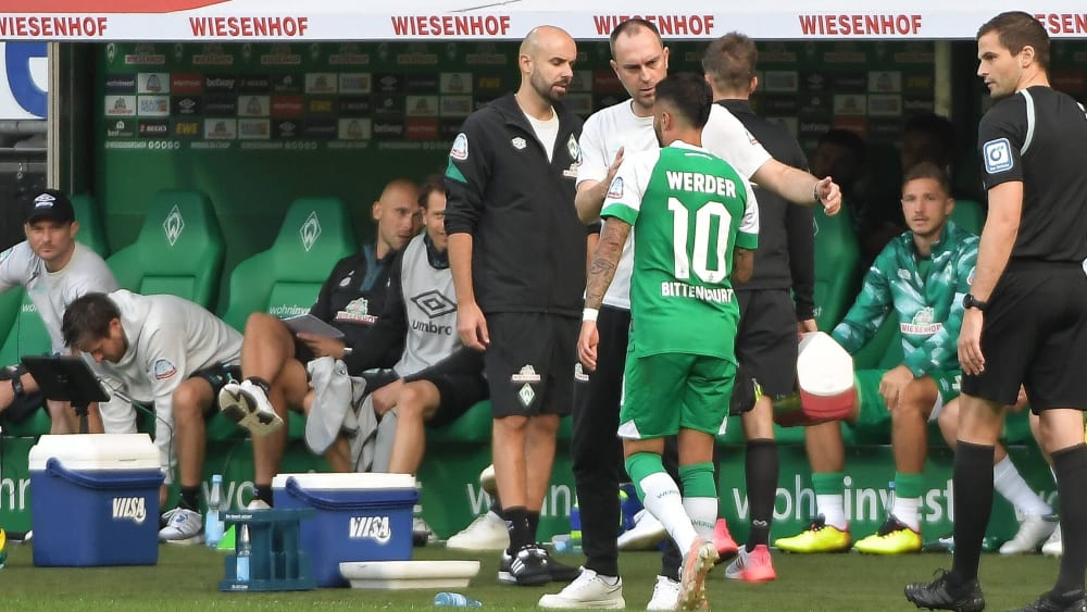 Trost vom Chef: Ole Werner mit seinem verletzten "10er" Leo Bittencourt.