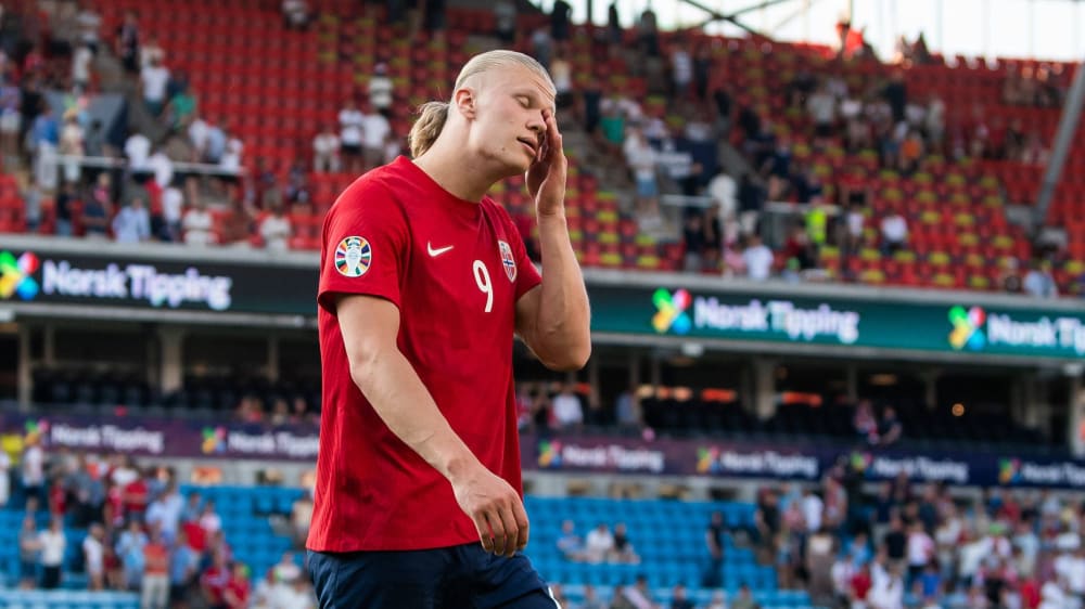 Musste den Kollaps seiner Mannschaft von der Bank aus verfolgen: Norwegens Stürmerstar Erling Haaland.