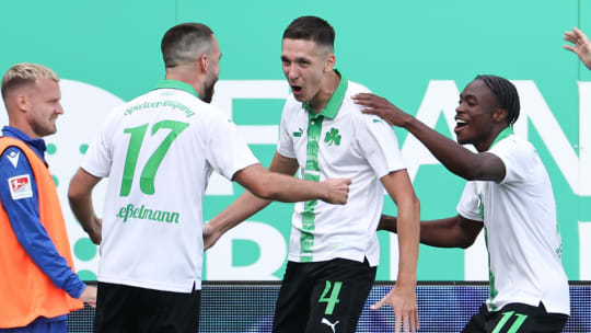 Endlich wieder jubeln: Nach fünf Partien ohne Sieg folgte ein spektakulärer Dreier für Fürth gegen den KSC.