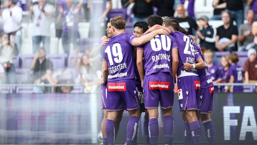 Die siegreichen Veilchen mit Radonjic in ihrer Mitte.