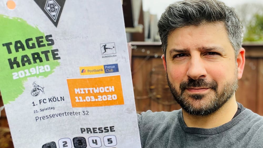 kicker-Reporter Toni Lieto mit seiner Presse-Tageskarte vom ersten Bundesliga-Geisterspiel. 