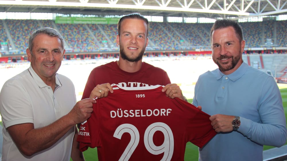 Jorrit Hendrix (Mitte) schließt sich Fortuna Düsseldorf an, Vorstand Klaus Alloffs (links) und Sportdirektor Christian Weber zeigten großen Interesse am Niederländer.