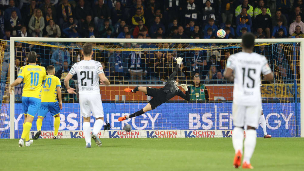 Konnte dem Ball bei Itos Treffer zum 2:0 nur hinterherschauen: Braunschweigs Keeper Hoffmann.