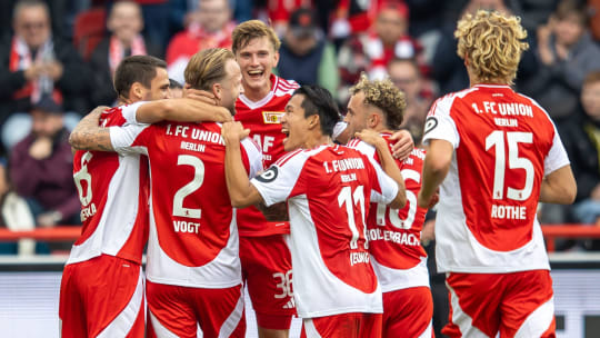Jubel um und mit Kevin Vogt (2.v.li.) nach dessen verwandeltem Elfmeter gegen Dortmund.