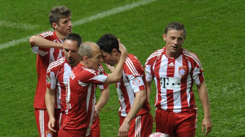 DFB Cup, Final, SV Werder Bremen (green) - FC Bayern Munich (red) in the Olympic Stadium in Berlin: Bayern players Thomas Müller, Franck Ribery, Arjen Robben, Mark van Bommel and Ivica Olic (from left) celebrate o0 cheers, joy