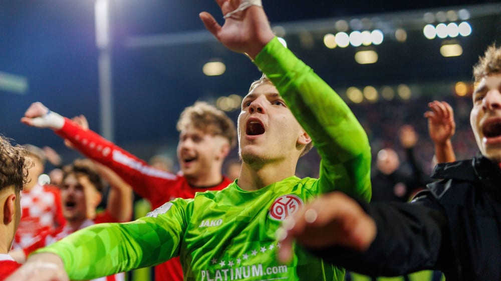 Feierten den Erfolg mit den Fans: Die Mainzer Youngster um Elfmeterheld Louis Babatz (grünes Trikot).