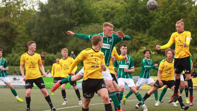 Der TSV Altenholz (gelb) gewann beim VfB Lübeck II mit 5:4.