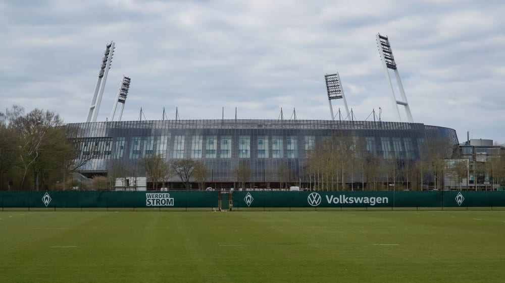 Keine Trainingsgenehmigung f&#252;r Werder Bremen: Der Rasen vor dem Weserstadion bleibt unbenutzt.