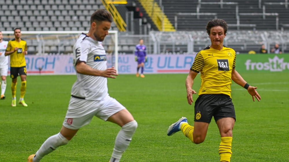 Wie hier zwischen Niklas Kreuzer (Hallescher FC) und Guille Bueno (Borussia Dortmund II) beherrschten Zweikämpfe im Mittelfeld das Geschehen.