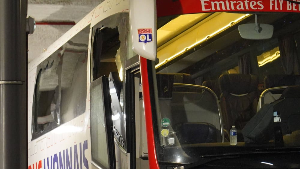 Der beschädigte Teambus von Olympique Lyon.