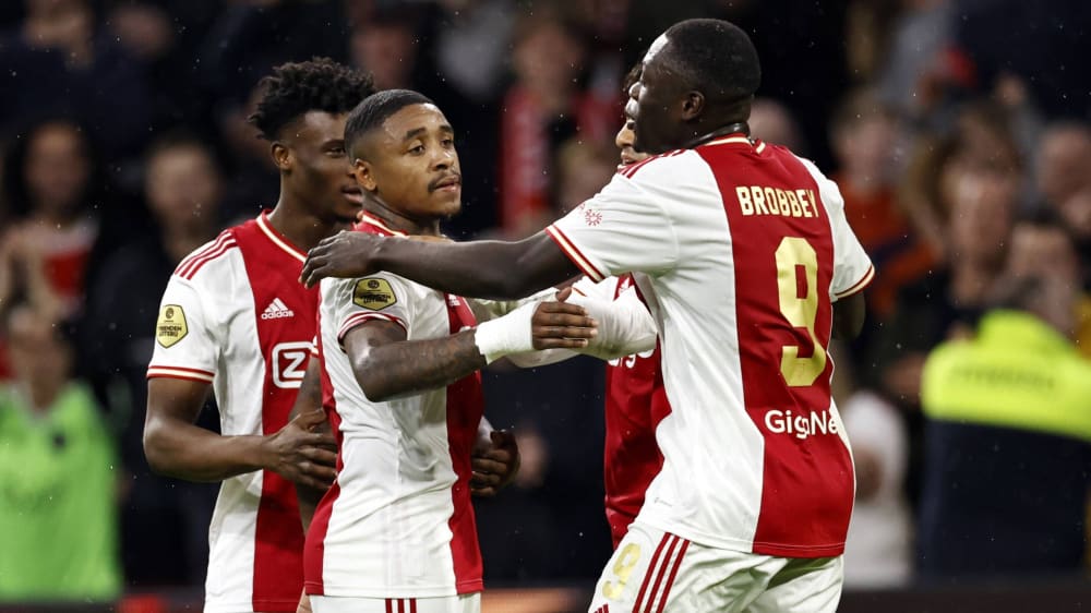 Ajax zeigte am Sonntag keine Gnade: Hier lässt sich Torschütze Steven Bergwijn feiern.