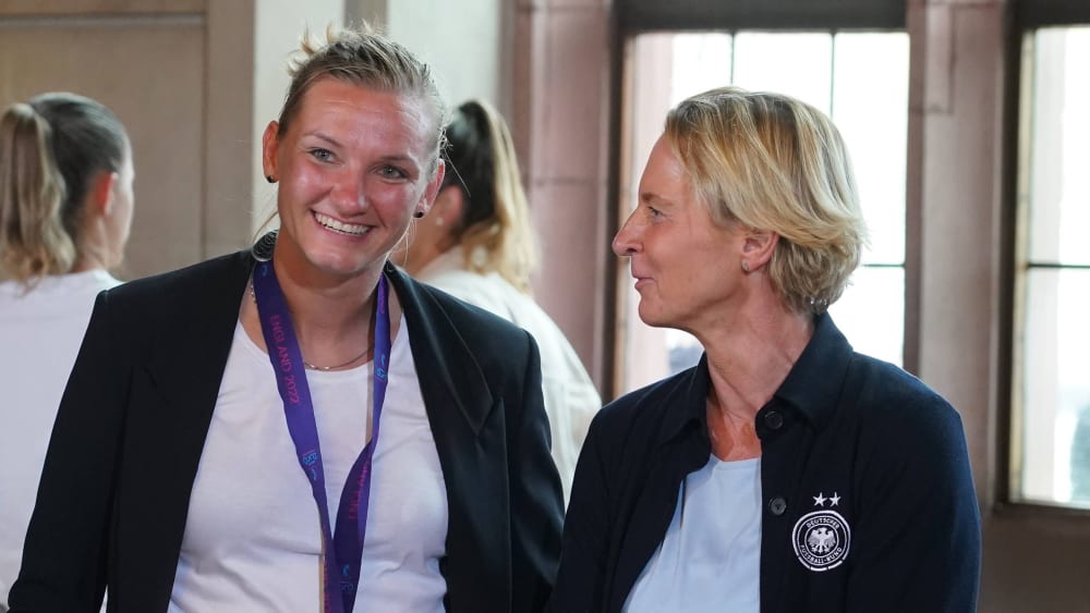 Bundestrainerin Martina Voss-Tecklenburg (re.) gratuliert Alexandra Popp, der "Persönlichkeit des Jahres" .
