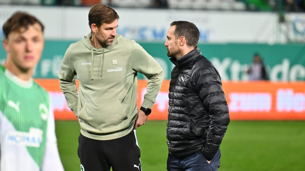 Sportdirektor Stephan Fürstner (re.) gibt Kleeblatt-Trainer Thomas Kleine noch das Pokalspiel zur Trendwende.