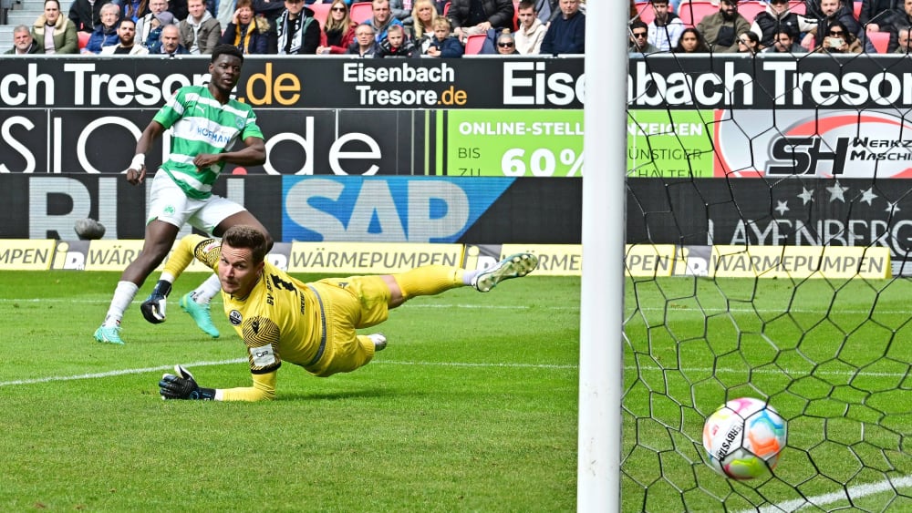 Da bleibt für Patrick Drewes nur das Nachsehen: Ragnar Ache erzielt nach Branimir Hrgotas Vorlage das 2:0 für Fürth.