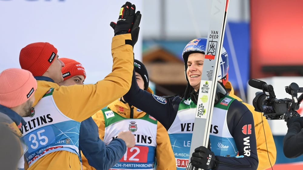 Vertraut Skisprung-Kollege Andreas Wellinger (rechts) trotz schwächerer Qualifikation: Karl Geiger (links).