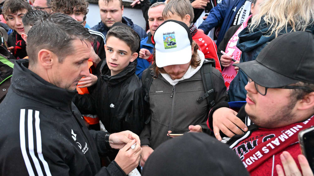 Das Autogrammeschreiben blieb natürlich nicht aus: Miroslav Klose (l.) demonstrierte bei seinem Debüt Fannähe.
