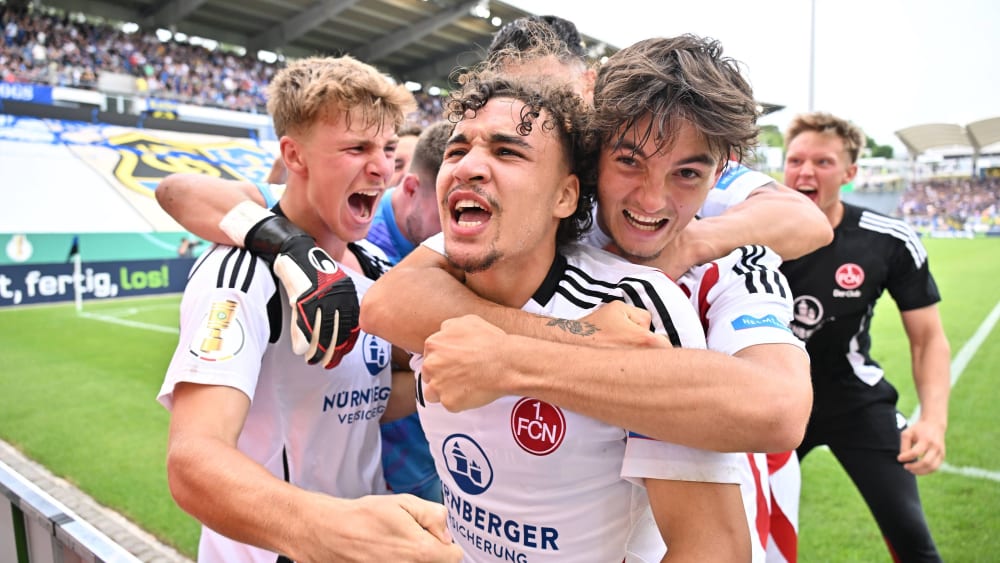 Jubeltraube des 1. FC Nürnberg nach dem Einzug in die 2. Runde des DFB-Pokals.