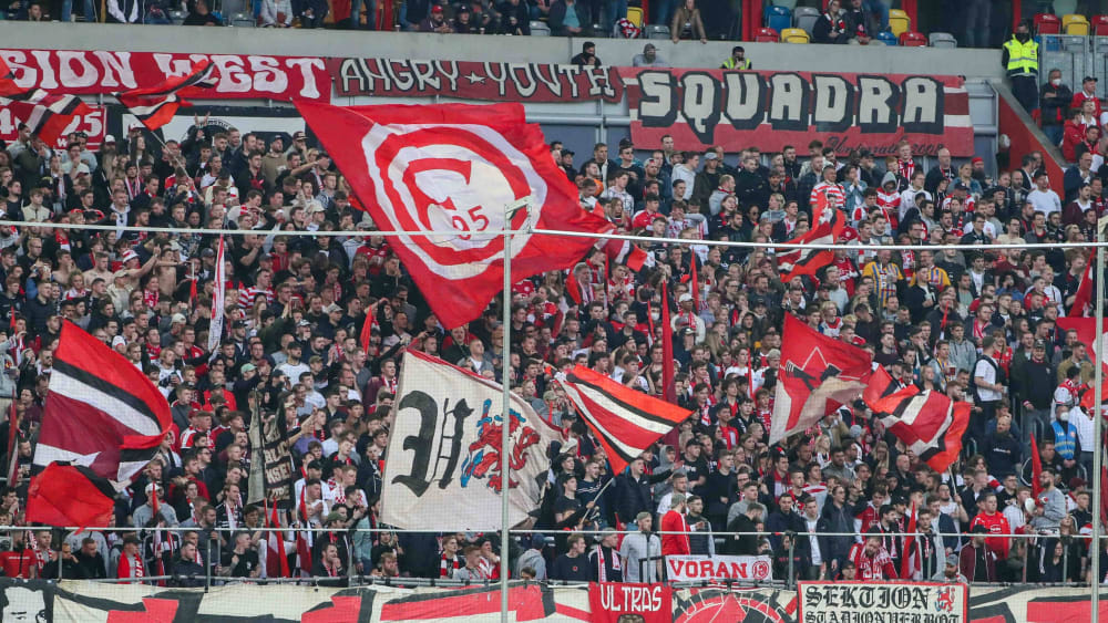 Die Anhänger der Fortuna zündeten gegen Hansa Rostock vier "Blinker" - dafür wurde der Klub nun bestraft.