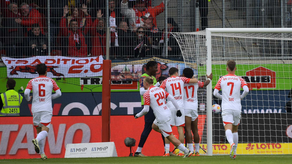 Die Leipziger Akteure jubeln über den Treffer zum 2:1-Endstand.
