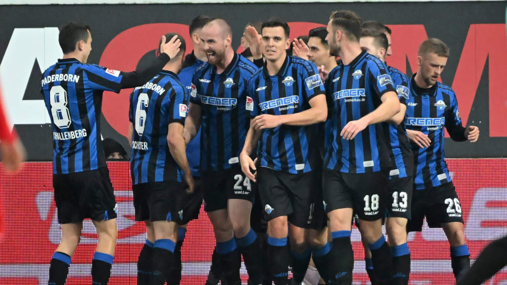 Jannis Heuer (#24) bejubelt seinen Freistoßtreffer zum entscheidenden 1:0.