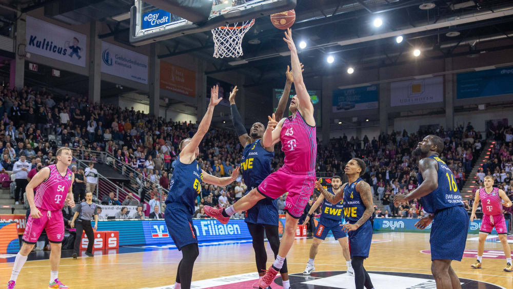 Die Telekom Baskets Bonn schlugen auch dank 20 Zählern von Chris Sengfelder (#43) Oldenburg.