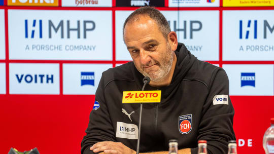 Frank Schmidt, Cheftrainer (FC Heidenheim) bei der Pressekonferenz nach dem Spiel, GER, 1. FC Heidenheim vs. RB Leipzig, Fussball, 1. Bundesliga, Spielzeit 2024 2025, 06.10.2024, DFB DFL regulations prohibit any use of photographs as image sequences and or quasi-video. GER, 1. FC Heidenheim vs. RB Leipzig, Fussball, 1. Bundesliga, Spielzeit 2024 2025, 06.10.2024 Heidenheim *** Frank Schmidt, Head Coach FC Heidenheim at the post-match press conference, GER, 1 FC Heidenheim vs RB Leipzig, Football, 1 Bundesliga, Season 2024 2025, 06 10 2024, DFB DFL regulations prohibit any use of photographs as image sequences and or quasi video GER, 1 FC Heidenheim vs RB Leipzig, Football, 1 Bundesliga, Season 2024 2025, 06 10 2024 Heidenheim Copyright: xMichaelxSchmidt Eibner-Pressefotx EP_MST
