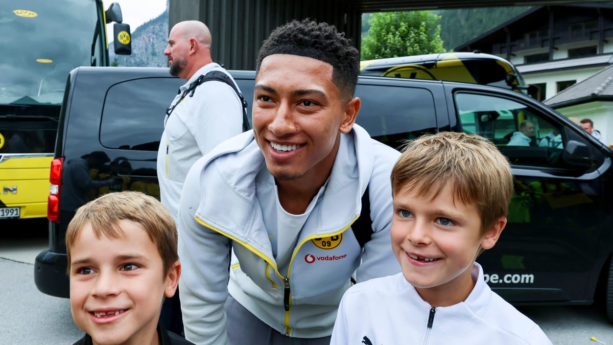 BVB in Österreich eingetroffen: Fans begrüßen Bellingham und Co.