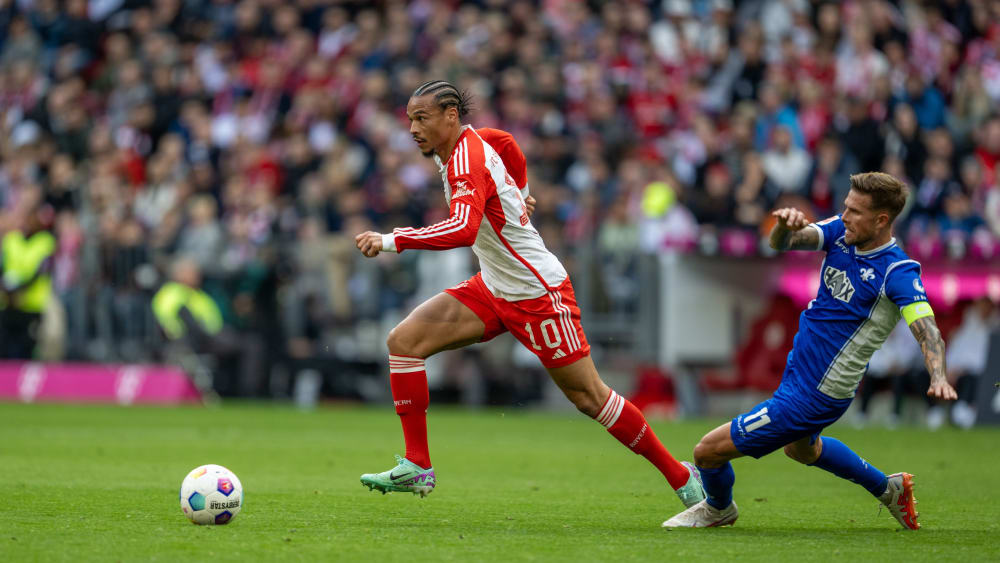 Nicht aufzuhalten: Leroy Sane (li.) entwischt Tobias Kempe.