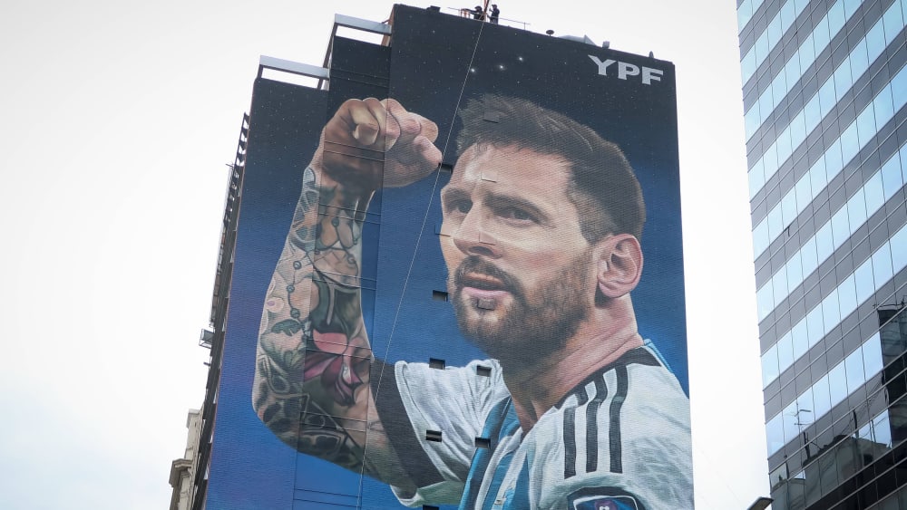 Bei der Preisverleihung nicht anwesend, dafür weltweit beliebt: Lionel Messi, hier ein Foto von ihm auf einem Hochhaus in Buenos Aires.