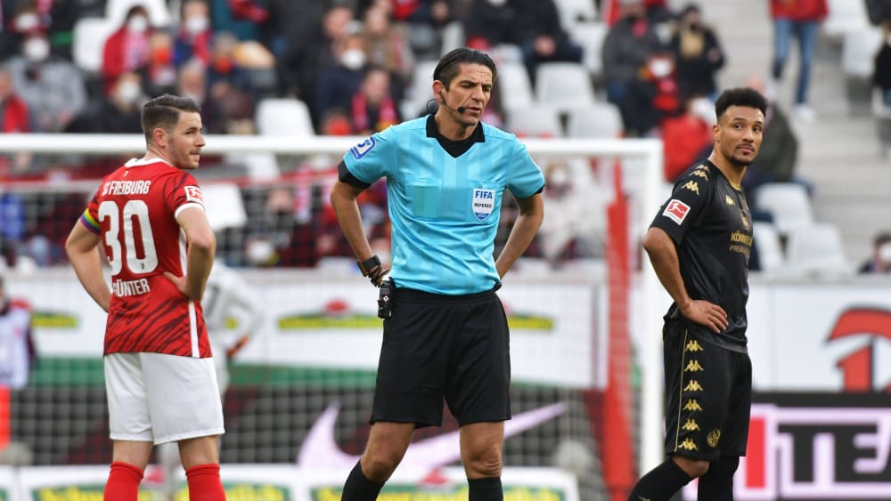 Stand im Spiel zwischen Mainz und Freiburg ungewollt im Mittelpunkt: Schiedsrichter Deniz Aytekin.