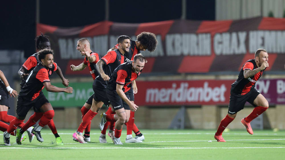 Die Hamrun Spartans feiern den Einzug in die nächste Runde.