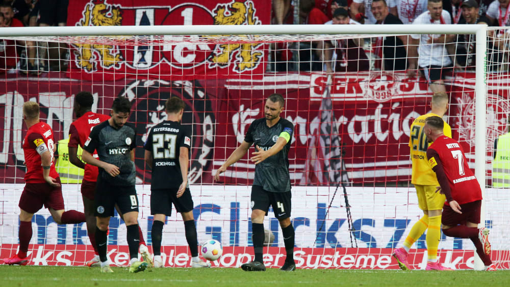 Matchwinner: FCK-Kapitän Jean Zimmer (li.) lässt sich für sein 3:2 gegen die SV Elversberg feiern.