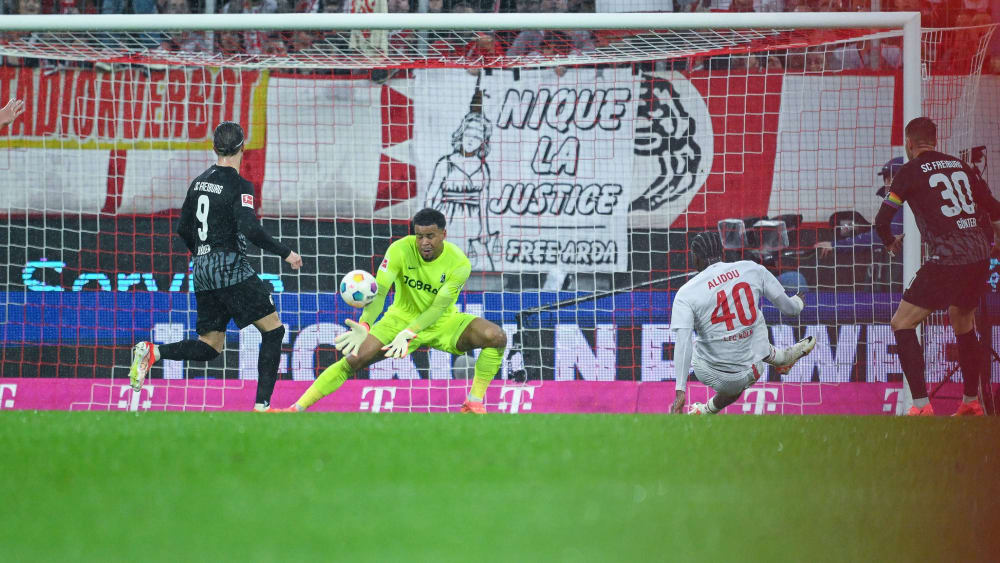 Moment des Aufschreis: Kölns Faride Alidou vergab die beste Chance des Spiels, scheiterte an Noah Atubolu.